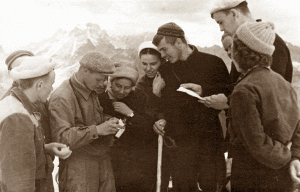 Зина Колмогорова и Игорь Дятлов в группе туристов в горах