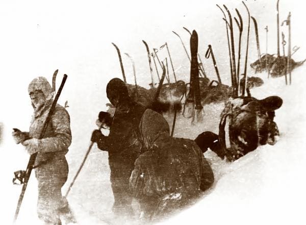 Группа Дятлова в процессе установки палатки на северном отроге горы Холатчахль