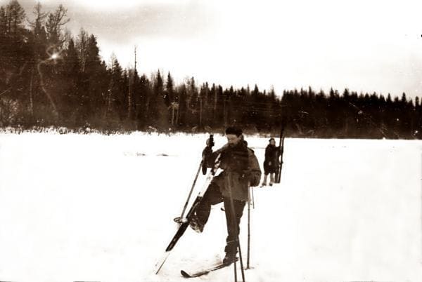 Золотарев Семен чистит лыжи от снега - поход.