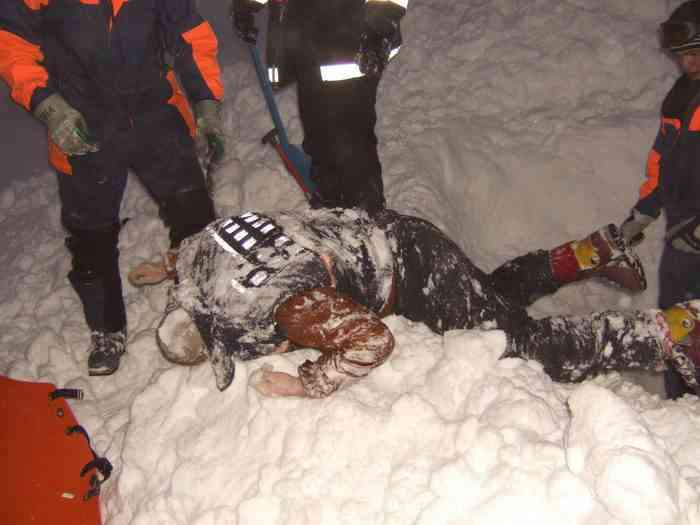 Поза "ползущего человека" - погибший турист из Северодвинска под толщиной снега около 30 см.