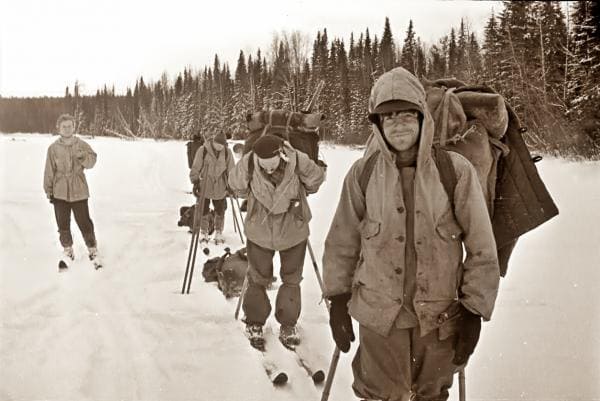Поход, первым - Николай Тибо, Семен Золотарев, Дорошенко Юрий, слева Люда Дубинина - на лыжах, идут по замерзшей реке Лозьва