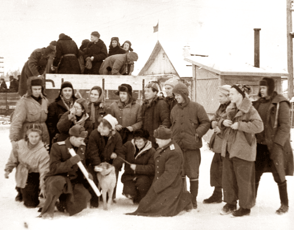 Ребята с военными, собакой на фоне грузовика - перед поездкой на Второй Северный