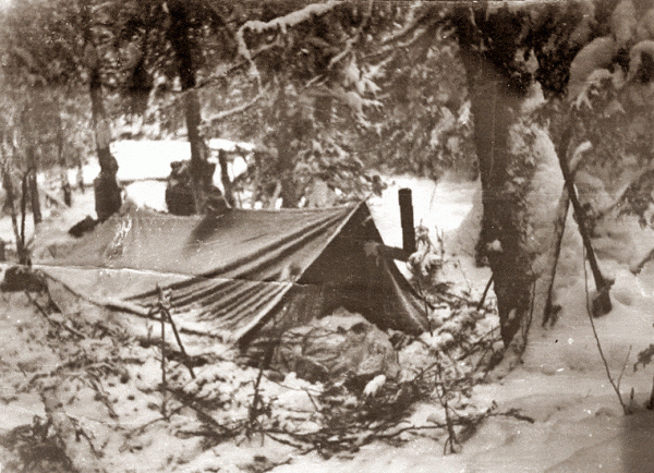 Стоянка группы, палатка установлена