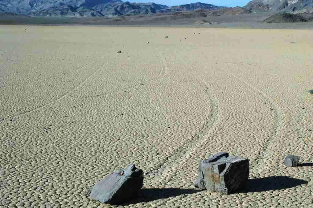 Камни, движущиеся по параллельным траекториям - озеро Рейстрэк-Плайа